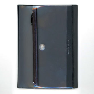 isshoni. ペンケース付ノートカバーPVC A5対応 ブラック N1856